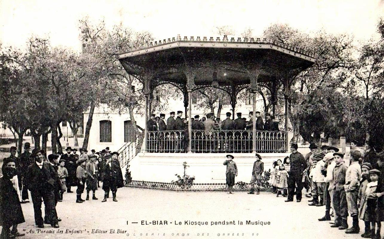 1493- Alger - El-Biar - Le Kiosque pendant la Musique.jpg